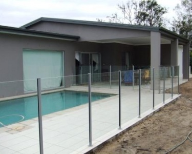 .sf Semi frameless pool fence
